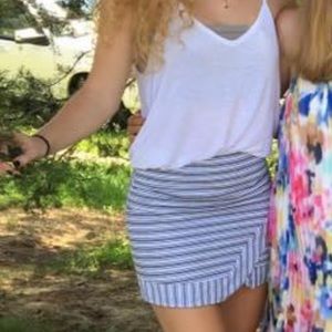 Striped mini skirt with front slit and zip closure